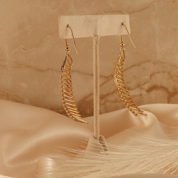 SOLD Vintage Gold Wire Dangle Earrings - Picture 8 of 10